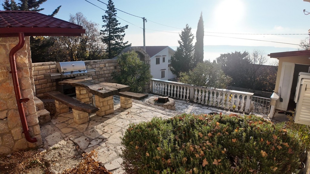 Záhradný priestor s grilom