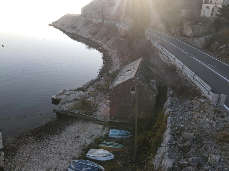 Kamenný dom priamo pri mori pod pobrežnou cestou v Chorvátsku