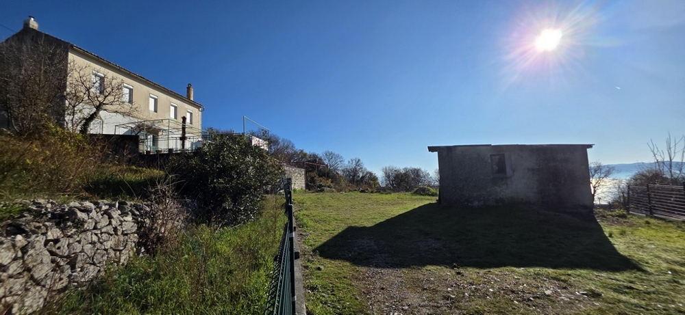 Nehnuteľnosť s prístavbami a otvoreným priestorom v tichej lokalite