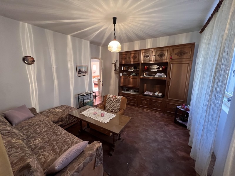 Spálňa s oknom a posedením