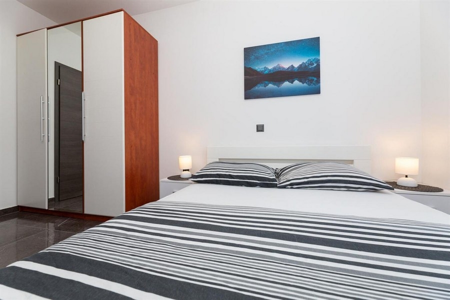 Spálňa s manželskou posteľou