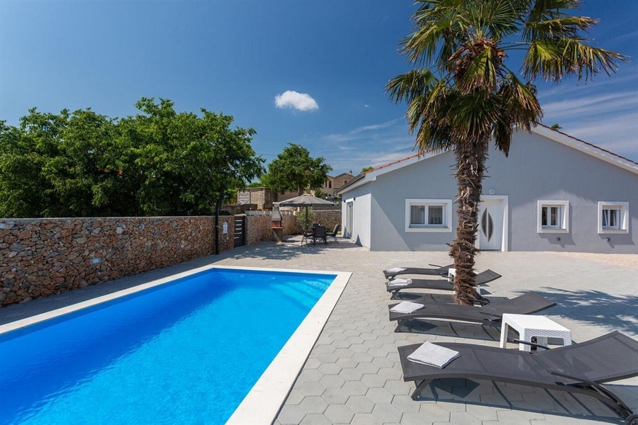 Bazénová časť s ležadlami