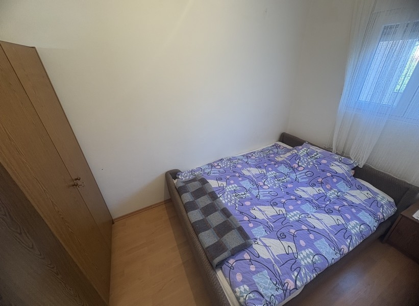 Spálňa s manželskou posteľou a oknom