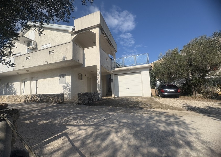 Pohľad na obytnú štvrť s morom v pozadí