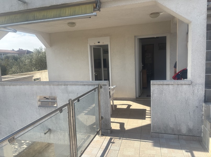 Priestranná terasa so zábradlím