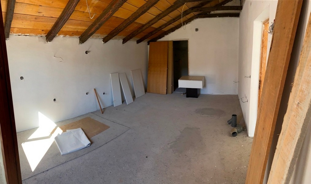 Interiér škrupiny s viditeľnou strešnou konštrukciou