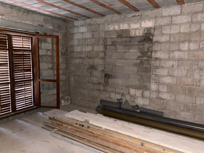 Škrupina s kamennými stenami a okenicami