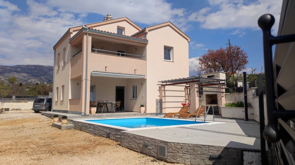 Kúpte si dom s bazénom v Rovanjskej neďaleko Zadaru.