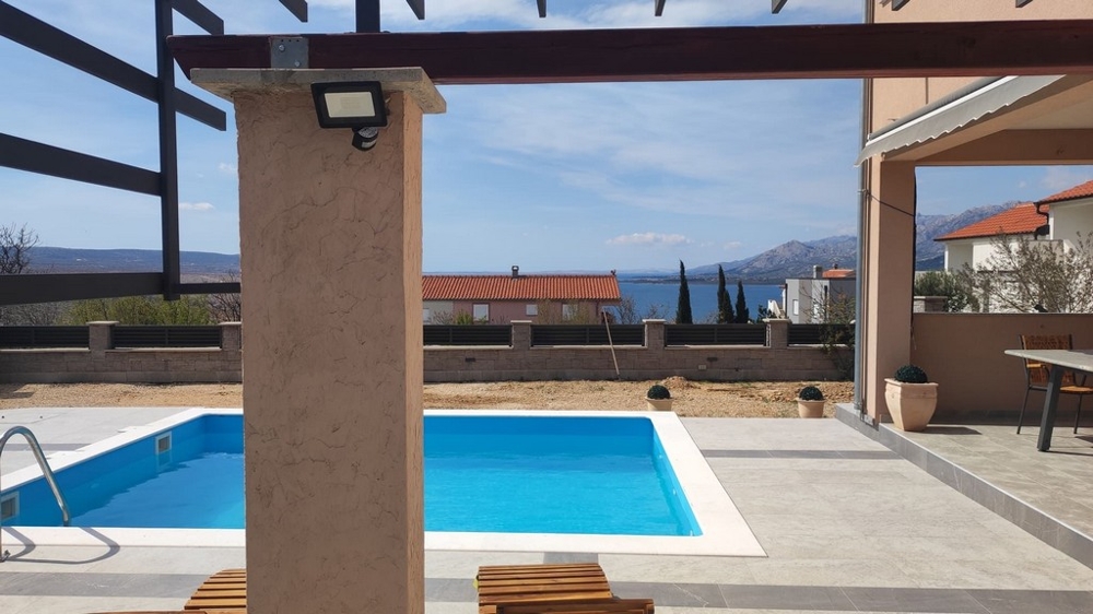 Výhľad na bazén a more z terasy