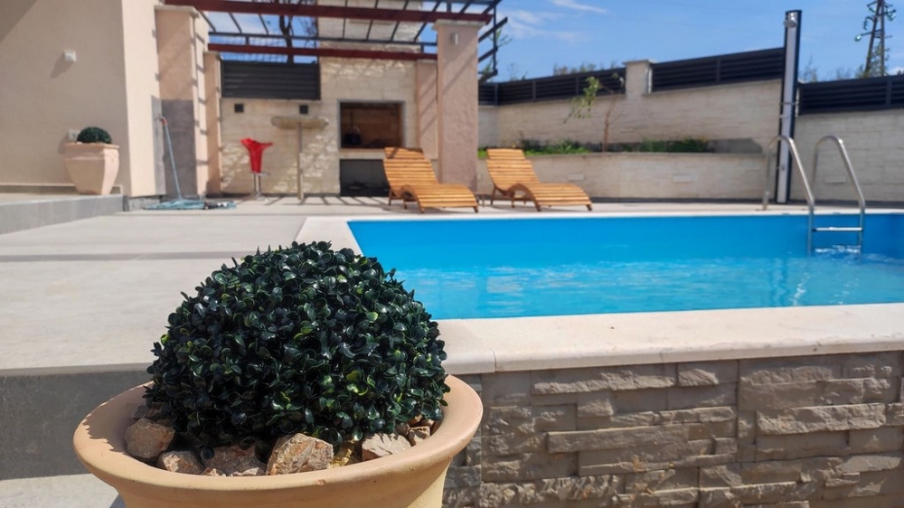 Bazén a letná kuchyňa.