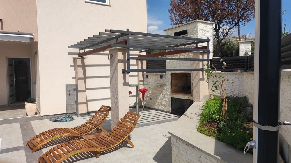 Letná kuchyňa s grilom na pozemku H3791.