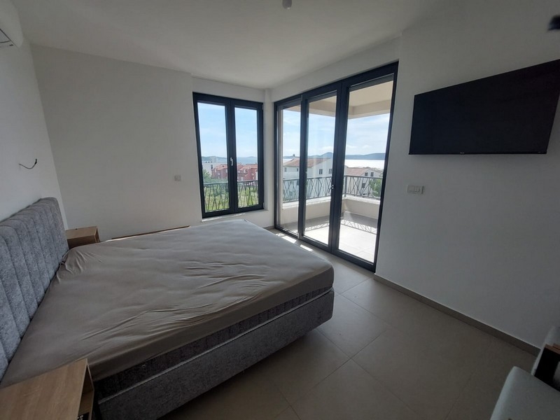 Spálňa s prístupom na terasu a výhľadom na more