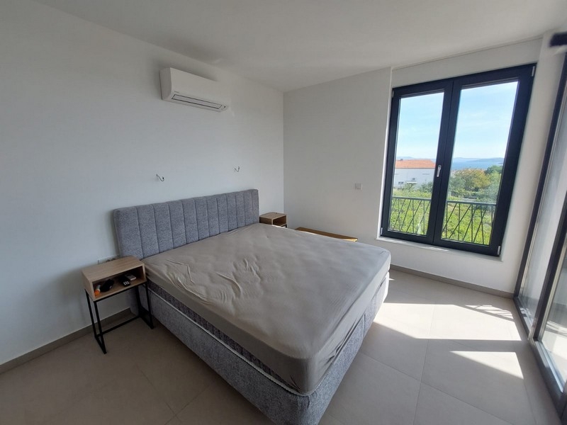 Spálňa s veľkými oknami a klimatizáciou