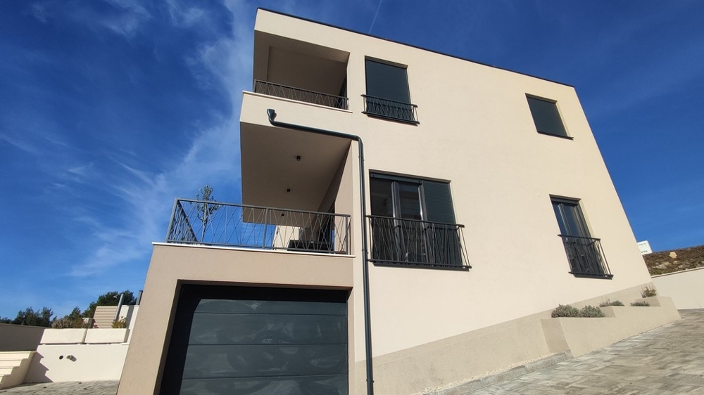 Moderná fasáda domu s balkónmi v tichej lokalite