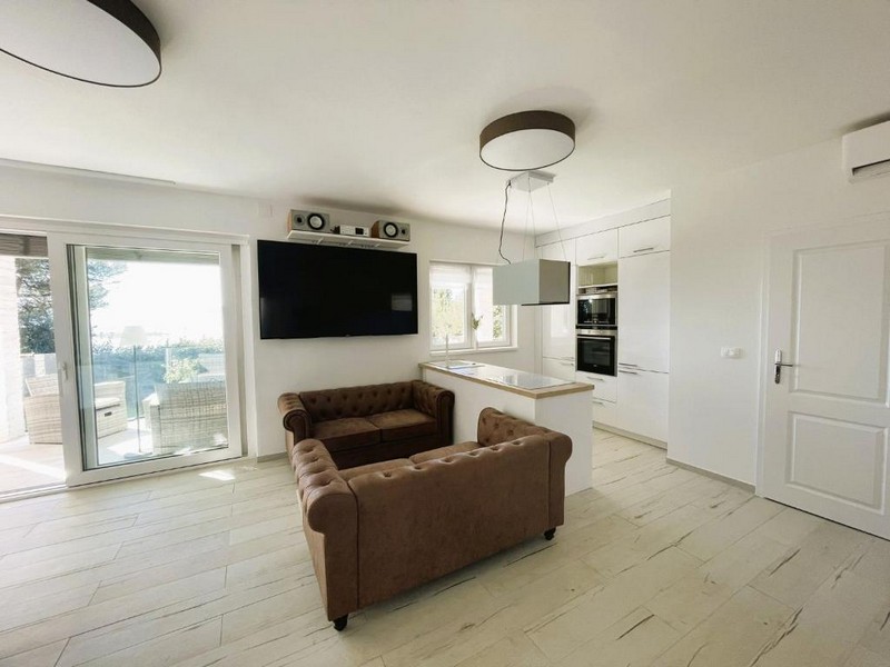 Jedálenský kút s výhľadom na more