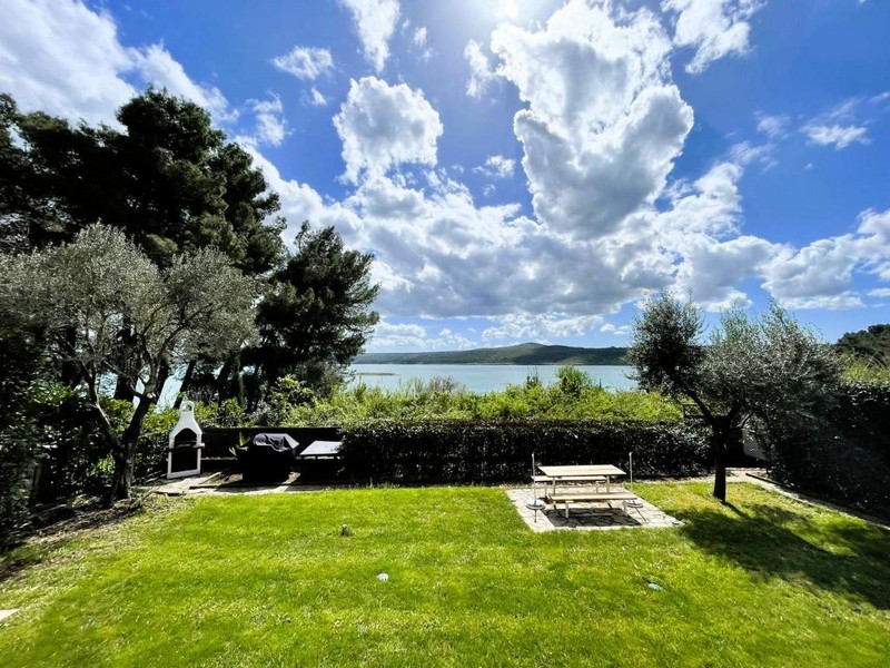 Výhľad na more zo záhrady bungalovu H3795, ktorý je na predaj v regióne Zadar v mestečku Posedarje.