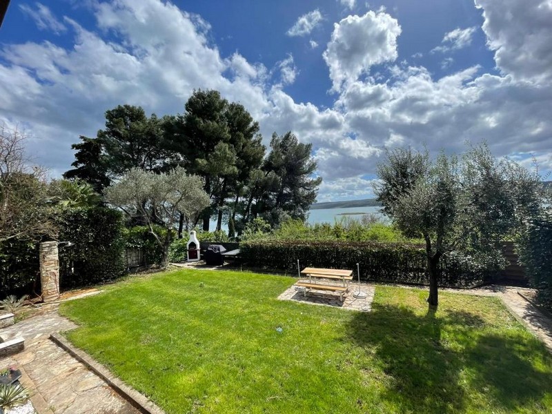 Výhľad na dom s predzáhradkou