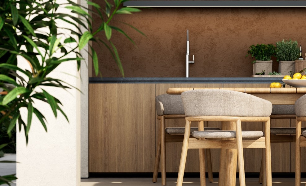 Vonkajšia kuchyňa s barovými stoličkami