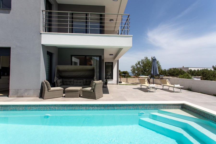 Výhľad na more z domu H1720 na predaj v Kašteli v Splitskej oblasti v Chorvátsku.