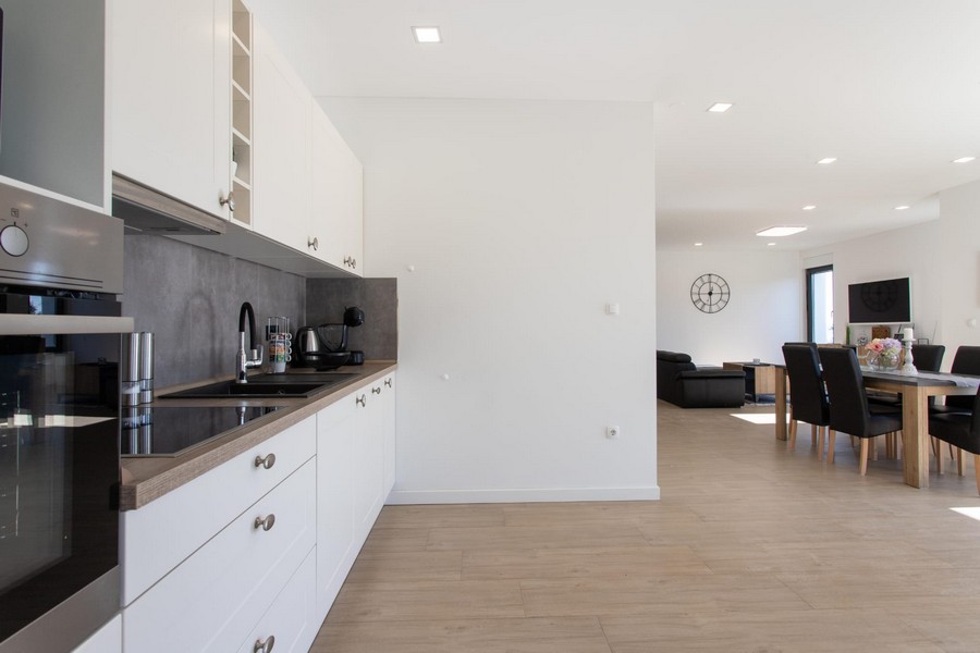 Výhľad na more z vily H1720, ktorá je na predaj v Kašteli, Chorvátsko.