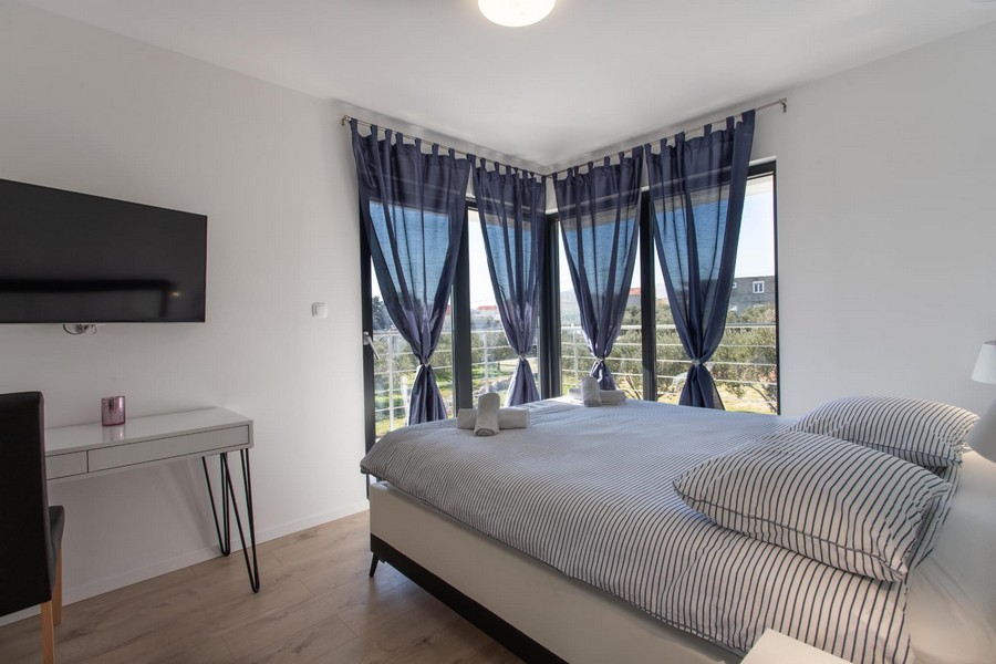 Obytná časť s veľkou presklenou prednou časťou nehnuteľnosti H1720, Kaštela, Chorvátsko.