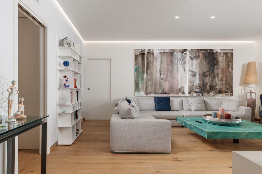 Obývacia izba s dizajnovým nábytkom a drevenými podlahami