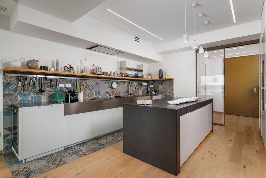 Moderná kuchyňa s ostrovčekom na varenie