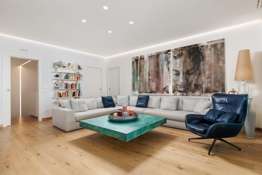 Priestranná obývacia izba s moderným nábytkom a plávajúcim stolom