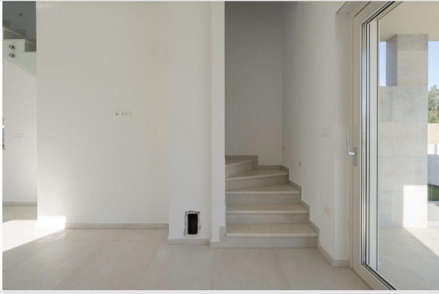 Pohľad do interiéru so schodiskom a vstupom na terasu