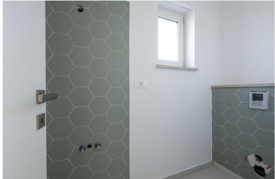 Moderná dláždená kúpeľňa s oknom