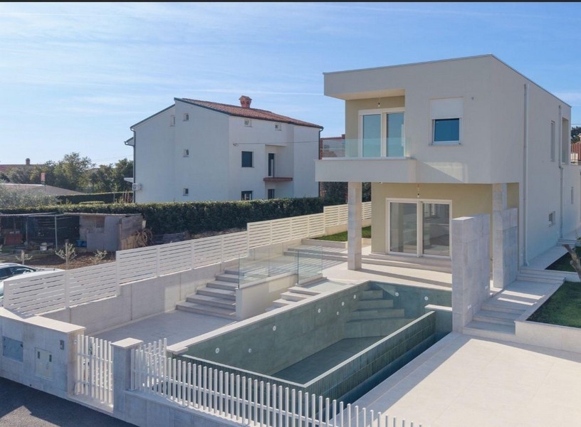 Novopostavený dom s bazénom a balkónom v blízkosti mora