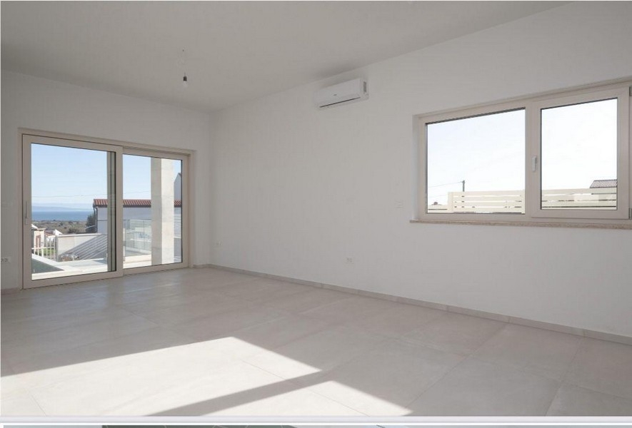 Svetlá obývacia izba s veľkými oknami