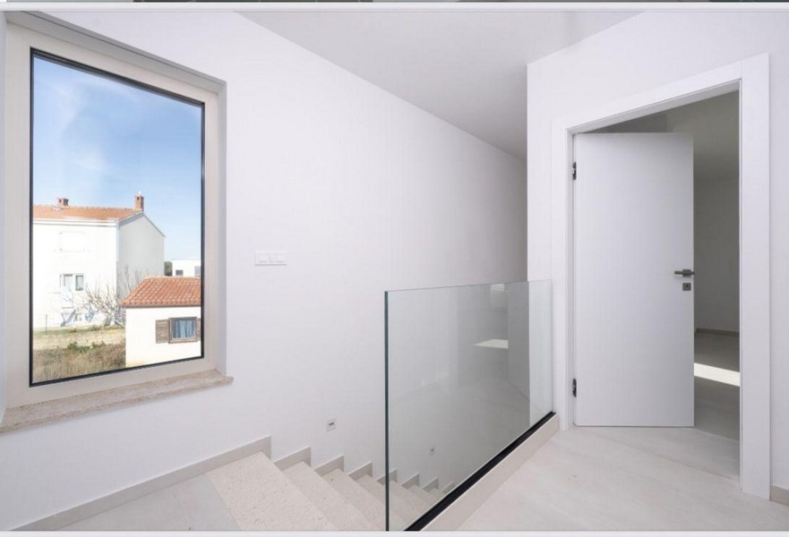 Schodisko so skleneným zábradlím na hornom poschodí