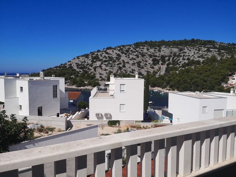 Výhľad na more z objektu H3805 pri Rogoznici, Dalmácia.