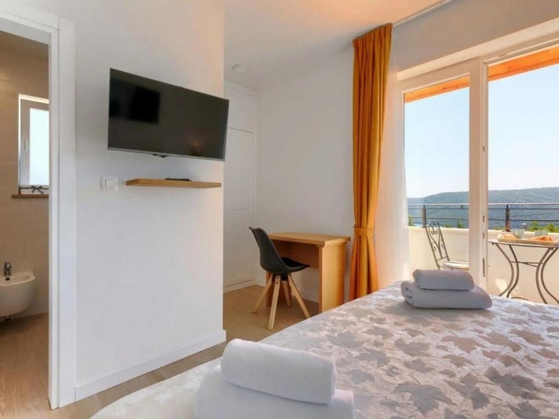 Spálňa s prístupom na balkón a výhľadom na more