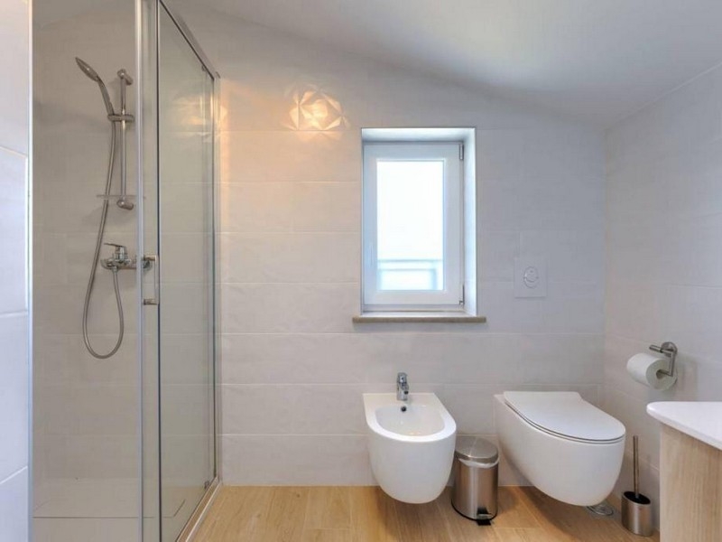 Moderná kúpeľňa so sprchovacím kútom, WC a bidetom