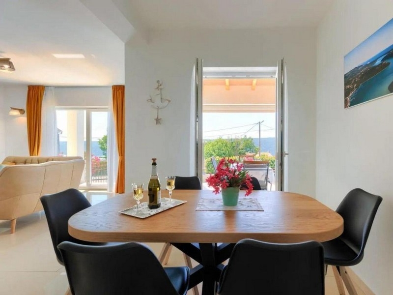 Jedálenský kút s výhľadom na terasu a more