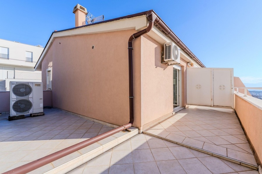 Strešná terasa s výhľadom na more v Kvarnerskom zálive Crikvenica