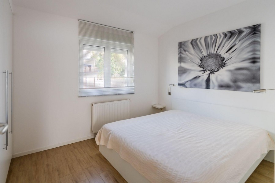 Spálňa s manželskou posteľou a veľkou nástennou maľbou