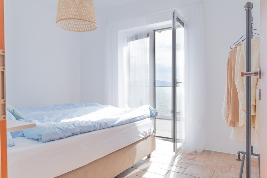 Svetlá spálňa s otvoreným výhľadom na more
