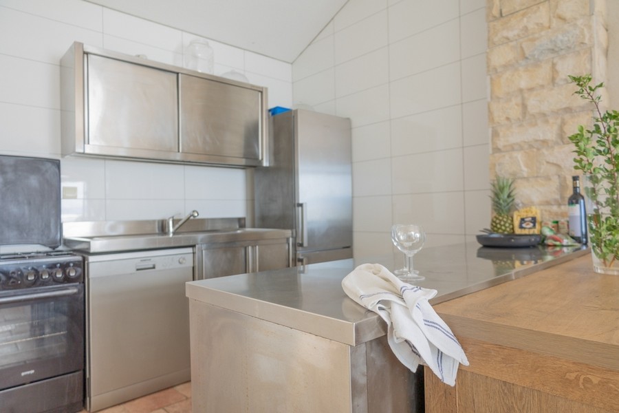 Moderná kuchyňa s nerezovými prvkami