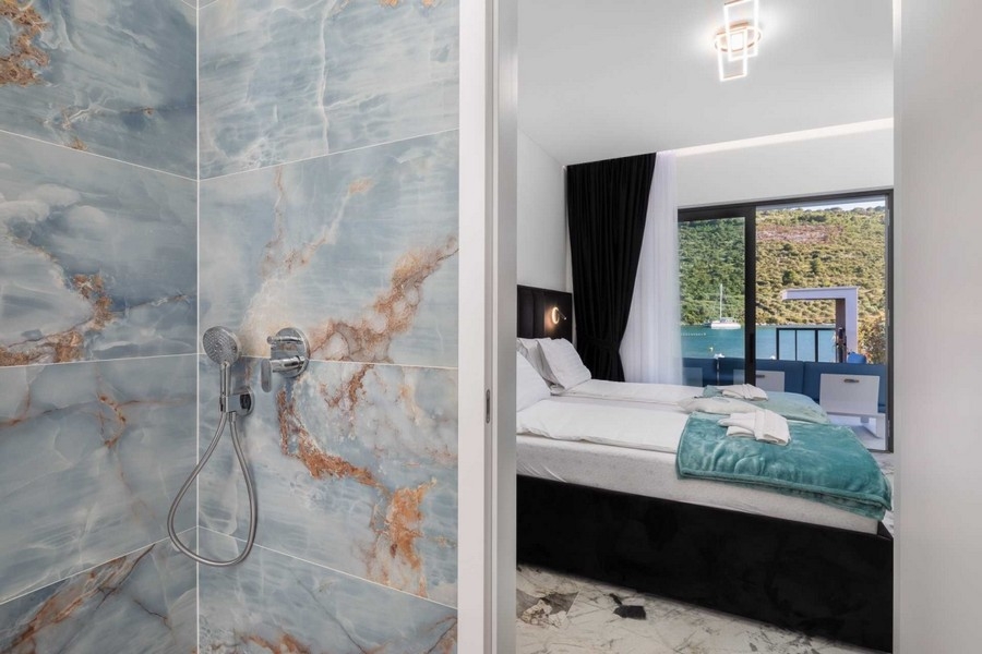 Kúpeľňa s veľkoformátovými obkladmi a sprchovým kútom