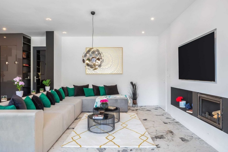 Obývacia izba s krbom a veľkou pohovkou