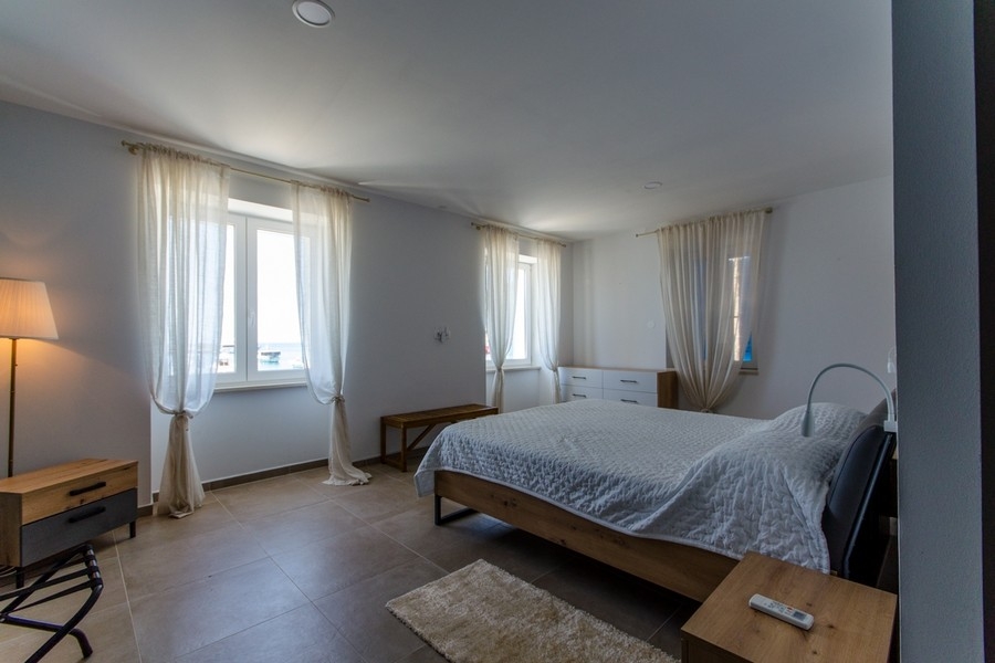 Priestranná spálňa s výhľadom na more