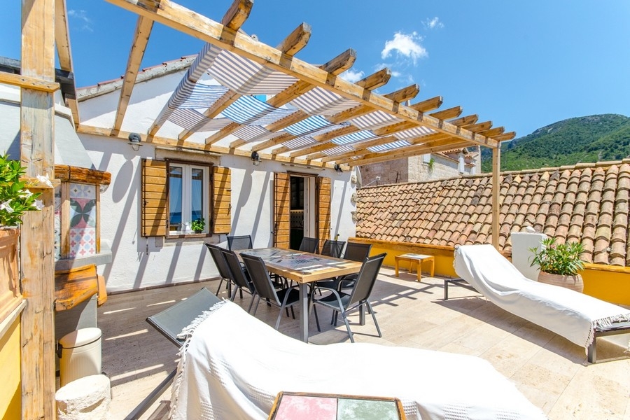 Strešná terasa s pergolou a posedením