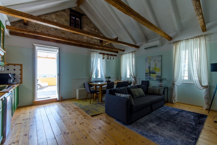 Svetlá obývačka s výstupom na terasu