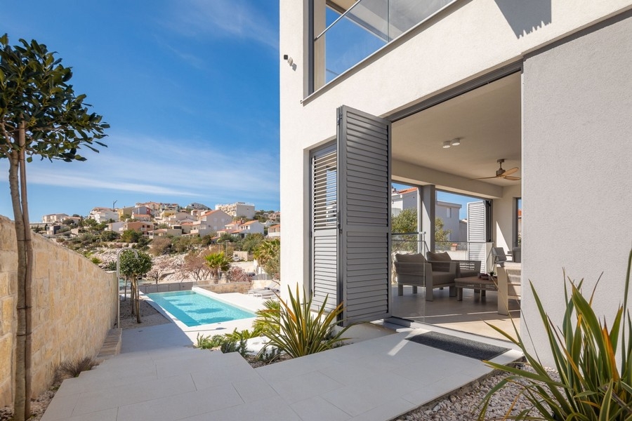 Pohľad na terasu luxusnej nehnuteľnosti H3812 v Dalmácii.