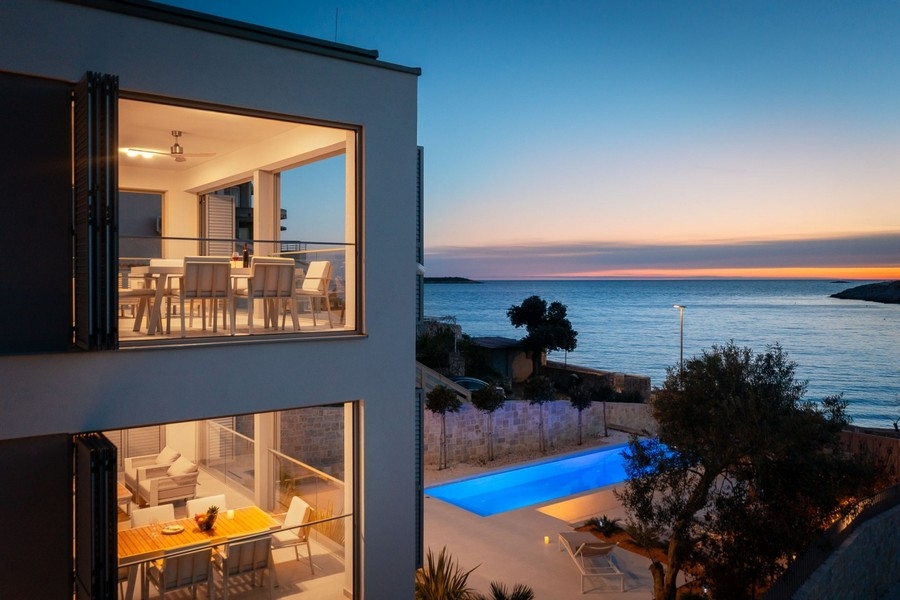 Vila s výhľadom na more a bazénom pri západe slnka