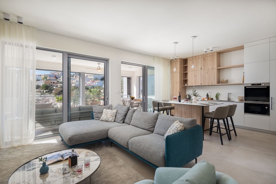 Otvorený obývací priestor s kuchyňou a veľkým oknom