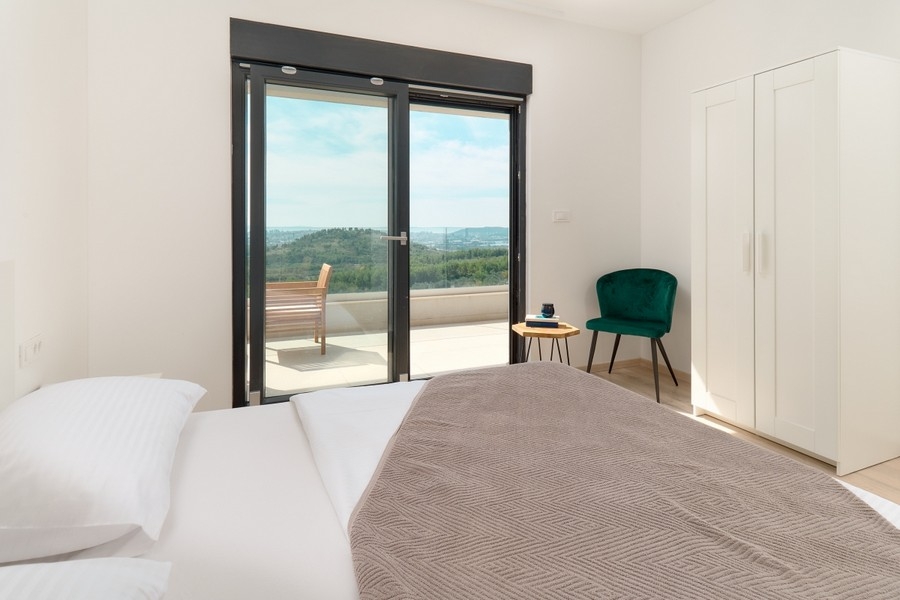 Moderne zariadená spálňa s výhľadom na more